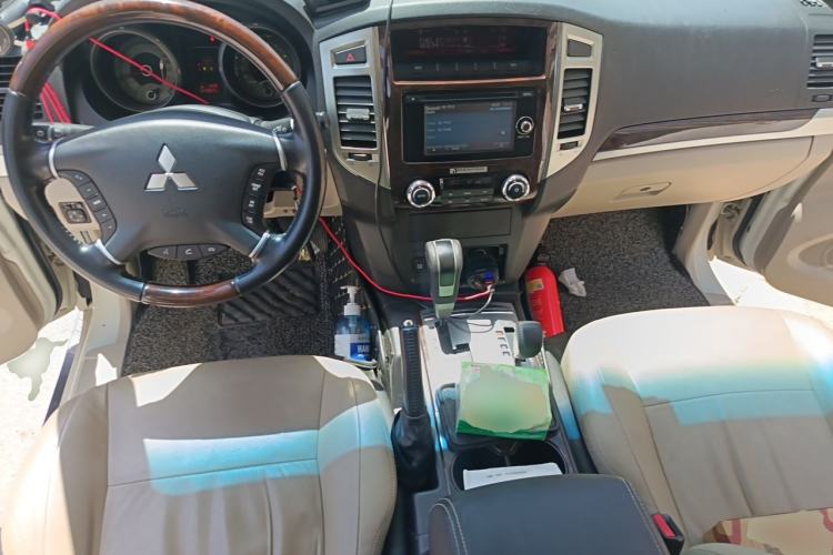 Used Mitsubishi Pajero 2018 V97 3.8L 5-Door GLS Sunroof Dual Differential – Middle East Center Console