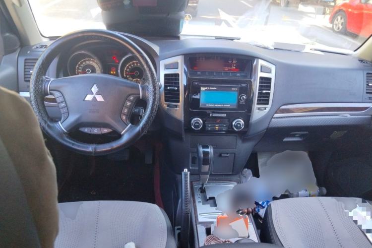 Used Mitsubishi Pajero 2018 3.0L Automatic Luxury Edition Center Console
