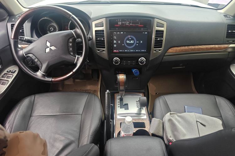 Used Mitsubishi Pajero 2018 3.0L Automatic Prestige Edition Center Console