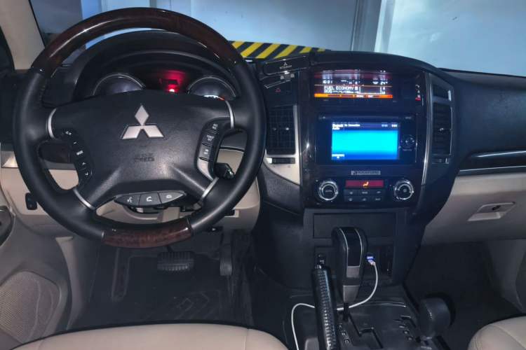 Used Mitsubishi Pajero  Center Console