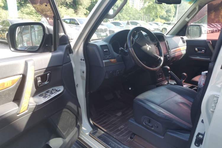 Used Mitsubishi Pajero 2018 3.0L Automatic Prestige Edition Driver Seat