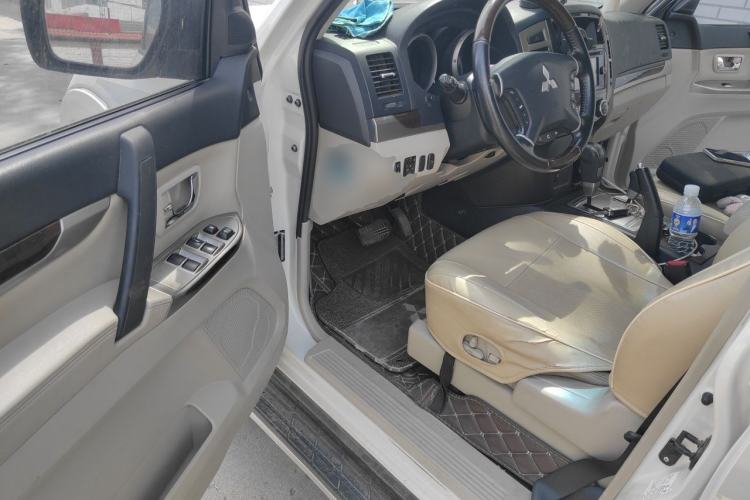 Used Mitsubishi Pajero  Driver Seat