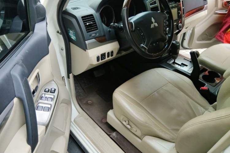 Used Mitsubishi Pajero  Driver Seat