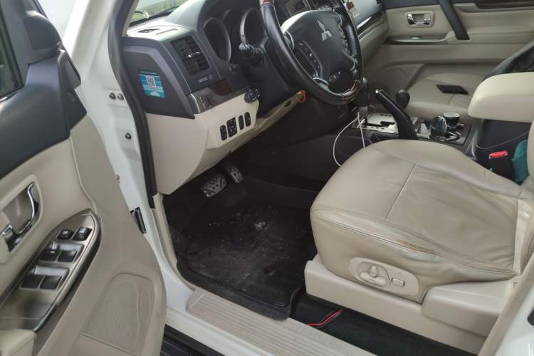 Used Mitsubishi Pajero  Driver Seat