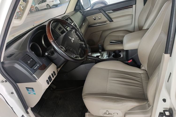 Used Mitsubishi Pajero 2018 V97 3.8L 5-Door GLS Sunroof Dual Differential – Middle East Driver Seat