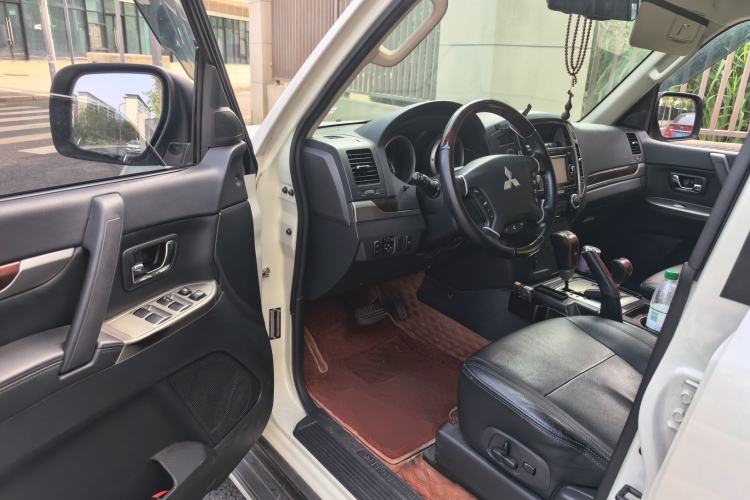 Used Mitsubishi Pajero  Driver Seat