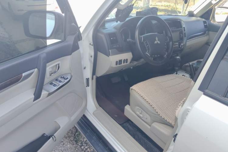 Used Mitsubishi Pajero  Driver Seat