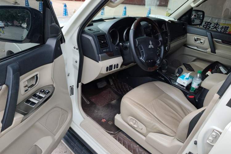 Used Mitsubishi Pajero  Driver Seat