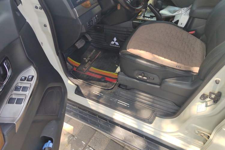 Used Mitsubishi Pajero 2018 3.0L Automatic Prestige Edition Driver Seat