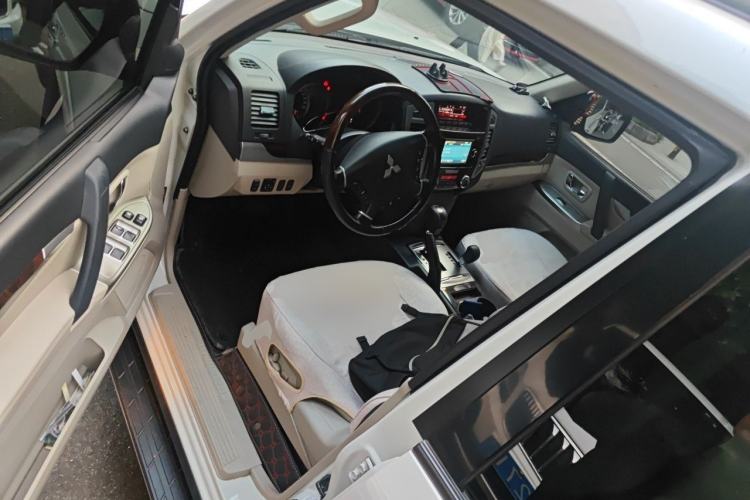 Used Mitsubishi Pajero  Driver Seat