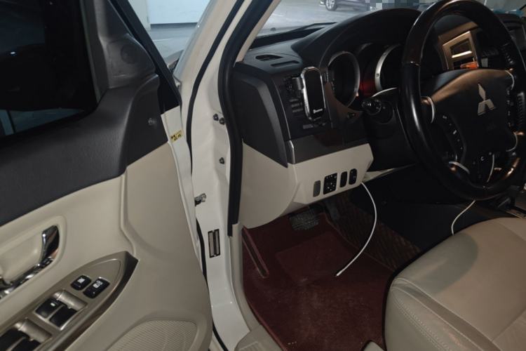 Used Mitsubishi Pajero  Driver Seat