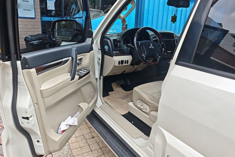 Used Mitsubishi Pajero  Driver Seat