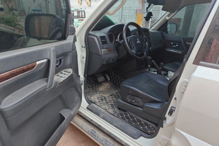 Used Mitsubishi Pajero  Driver Seat