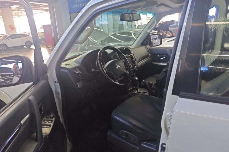 Used Mitsubishi Pajero 2018 V97 3.8L 5-Door GLS Sunroof – U.S. Specification Driver Seat