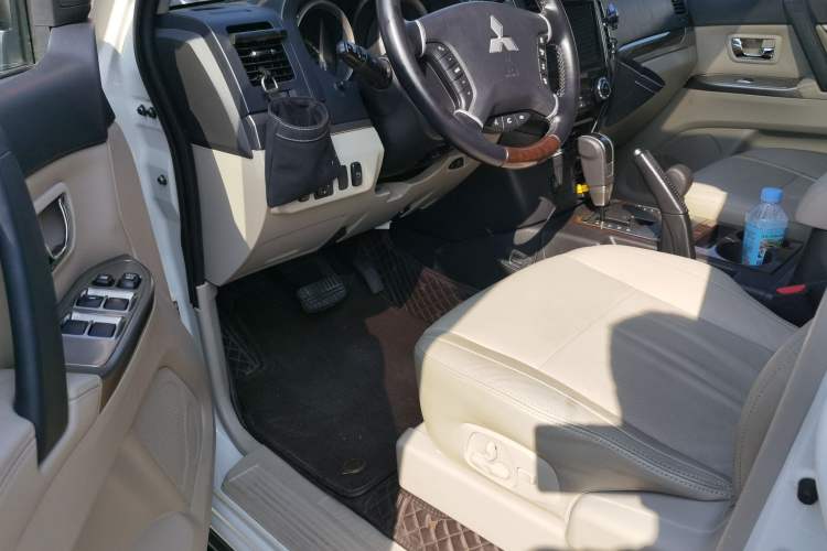 Used Mitsubishi Pajero  Driver Seat