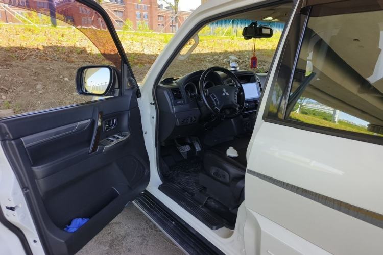 Used Mitsubishi Pajero 2018 3.0L Automatic Standard Edition Driver Seat