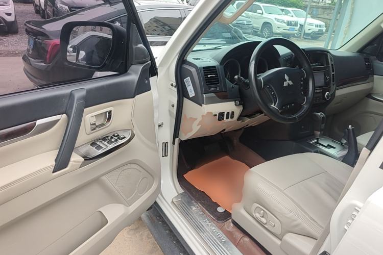 Used Mitsubishi Pajero  Driver Seat