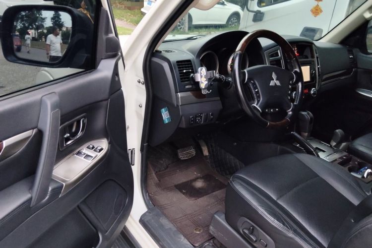 Used Mitsubishi Pajero  Driver Seat