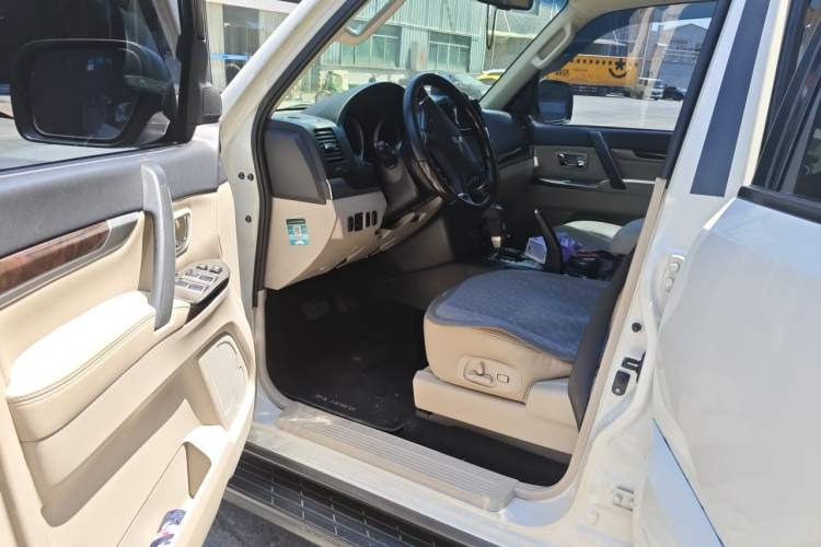 Used Mitsubishi Pajero  Driver Seat