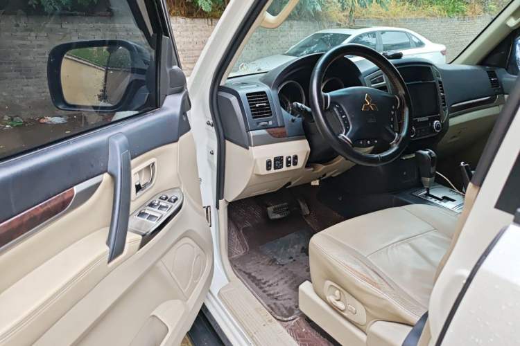Used Mitsubishi Pajero  Driver Seat