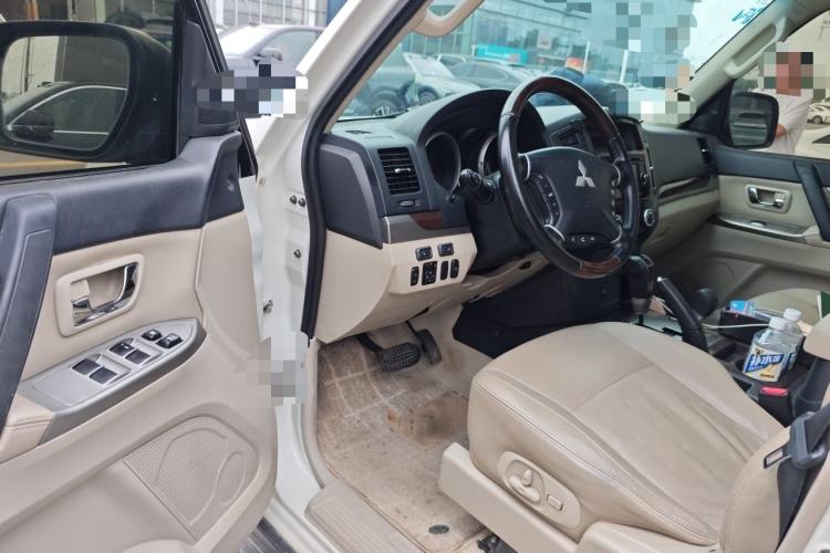 Used Mitsubishi Pajero  Driver Seat