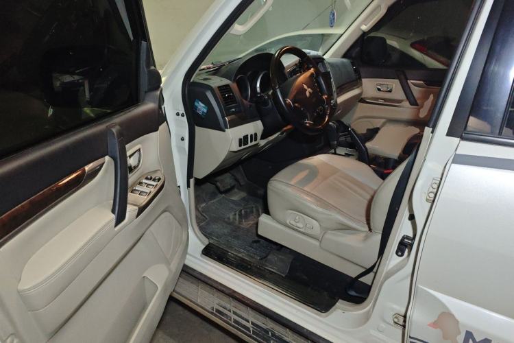 Used Mitsubishi Pajero  Driver Seat