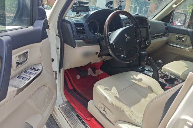 Used Mitsubishi Pajero  Driver Seat