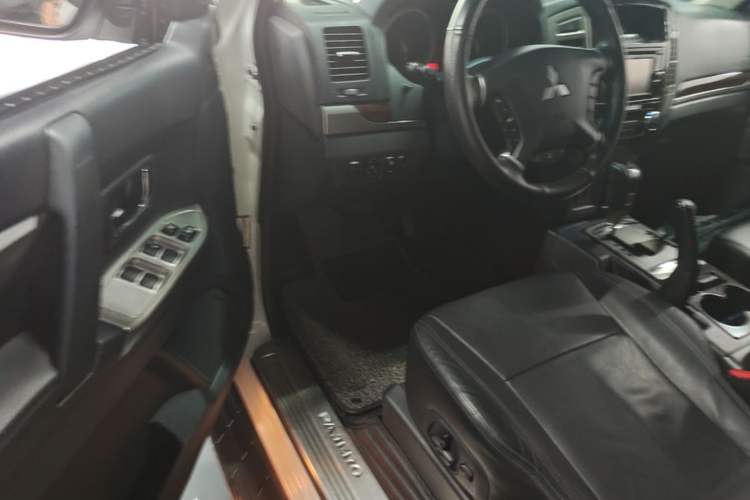 Used Mitsubishi Pajero 2018 V97 3.8L 5-Door GLS Sunroof – U.S. Specification Driver Seat