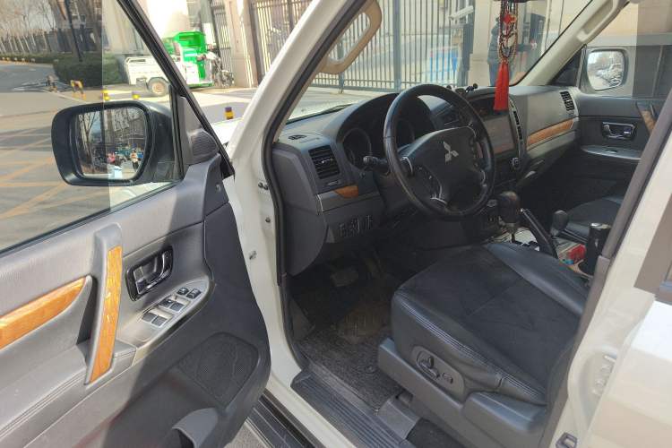 Used Mitsubishi Pajero 2018 3.0L Automatic Comfort Edition Driver Seat