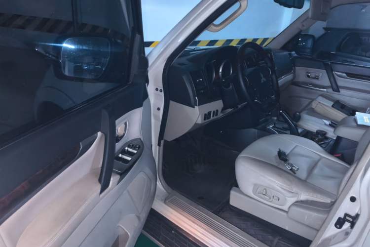 Used Mitsubishi Pajero  Driver Seat