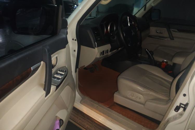 Used Mitsubishi Pajero 2018 V97 3.8L 5-Door GLS Sunroof Single-Difference Model – Middle East Driver Seat