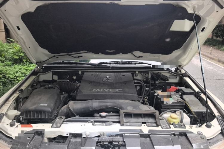 Used Mitsubishi Pajero 2018 V97 3.8L 5-Door GLS Sunroof – Middle East Engine Bay