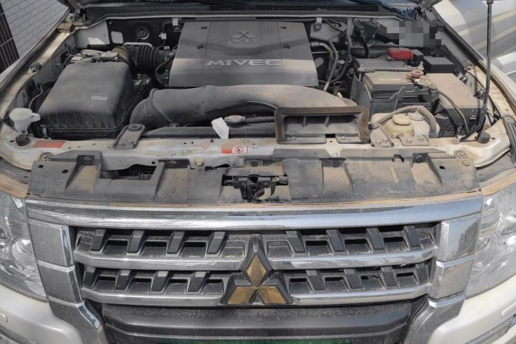 Used Mitsubishi Pajero  Engine Bay