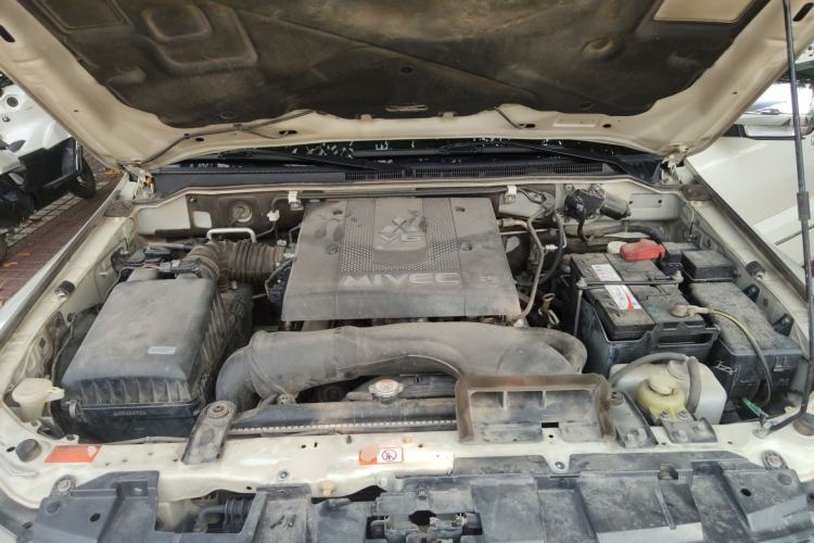 Used Mitsubishi Pajero 2018 V97 3.8L 5-Door GLS Sunroof – Middle East Engine Bay