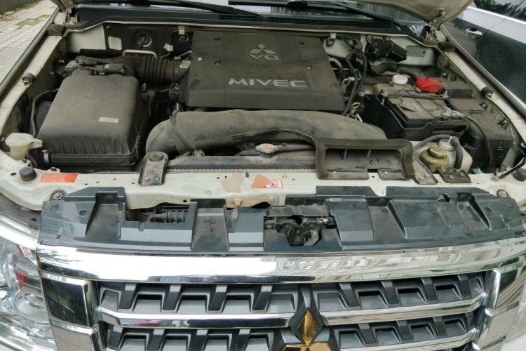 Used Mitsubishi Pajero  Engine Bay