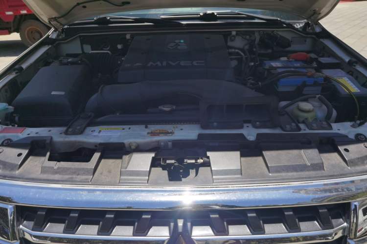 Used Mitsubishi Pajero  Engine Bay
