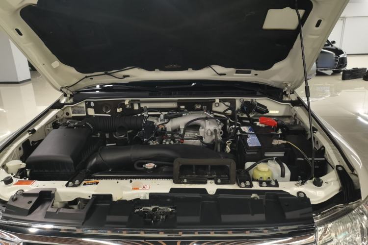 Used Mitsubishi Pajero 2018 3.0L Automatic Standard Edition Engine Bay