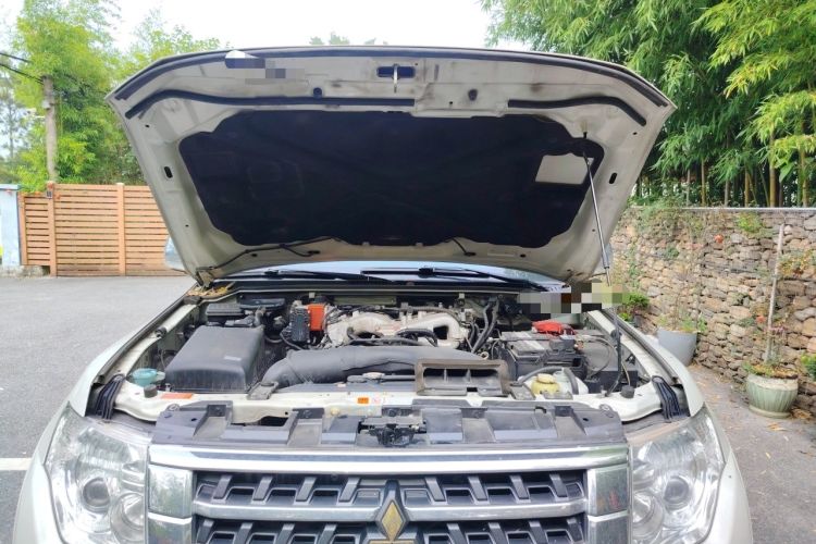 Used Mitsubishi Pajero  Engine Bay