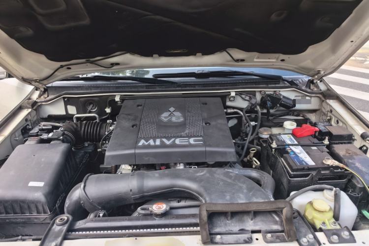 Used Mitsubishi Pajero  Engine Bay