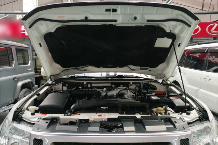 Used Mitsubishi Pajero 2018 3.0L Automatic Standard Edition Engine Bay