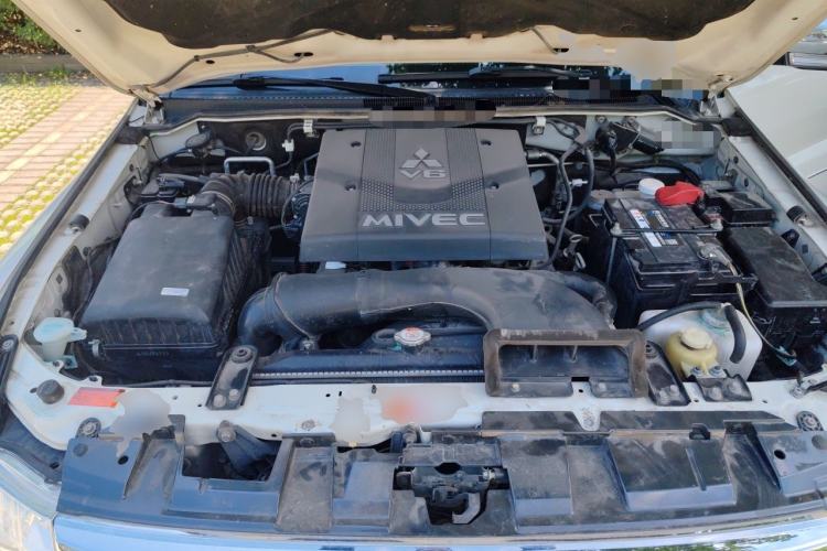 Used Mitsubishi Pajero  Engine Bay