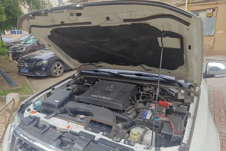 Used Mitsubishi Pajero  Engine Bay