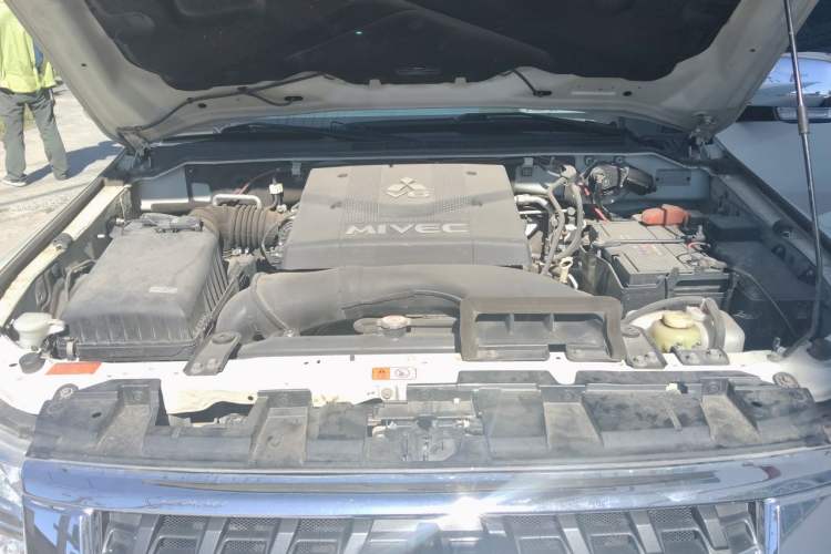 Used Mitsubishi Pajero  Engine Bay