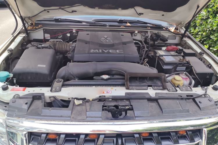 Used Mitsubishi Pajero 2018 V97 3.8L 5-Door GLS Sunroof – U.S. Specification Engine Bay