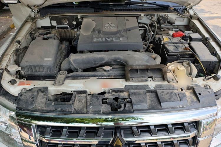 Used Mitsubishi Pajero  Engine Bay