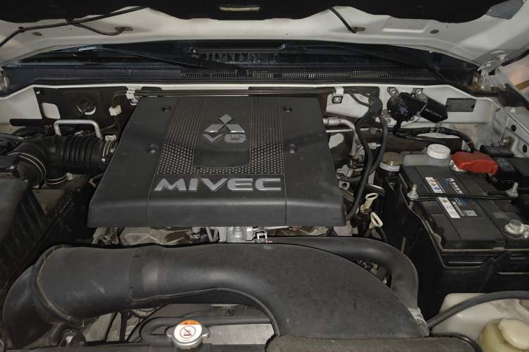 Used Mitsubishi Pajero  Engine Bay