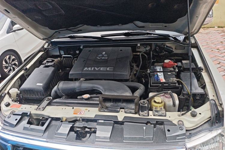 Used Mitsubishi Pajero  Engine Bay