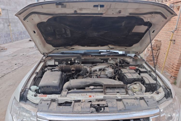 Used Mitsubishi Pajero  Engine Bay