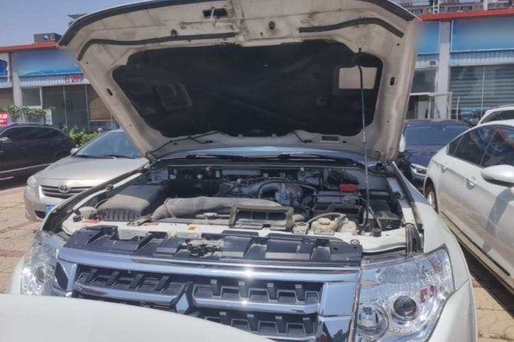 Used Mitsubishi Pajero 2018 3.0L Automatic Standard Edition Engine Bay
