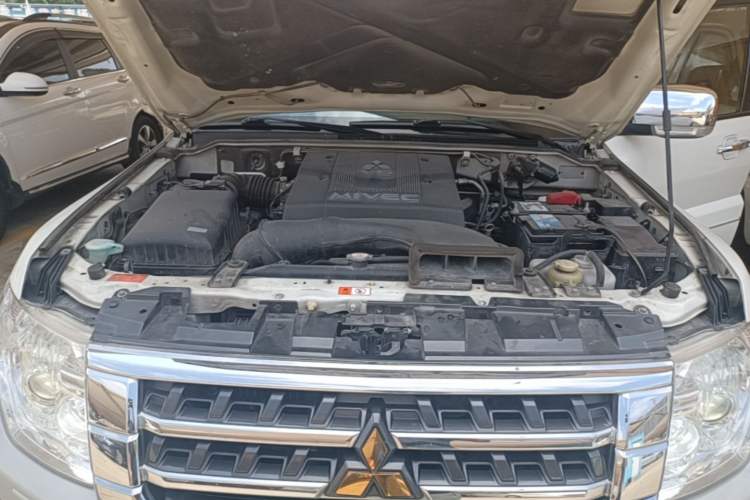 Used Mitsubishi Pajero 2018 V97 3.8L 5-Door GLS Sunroof – Middle East Engine Bay